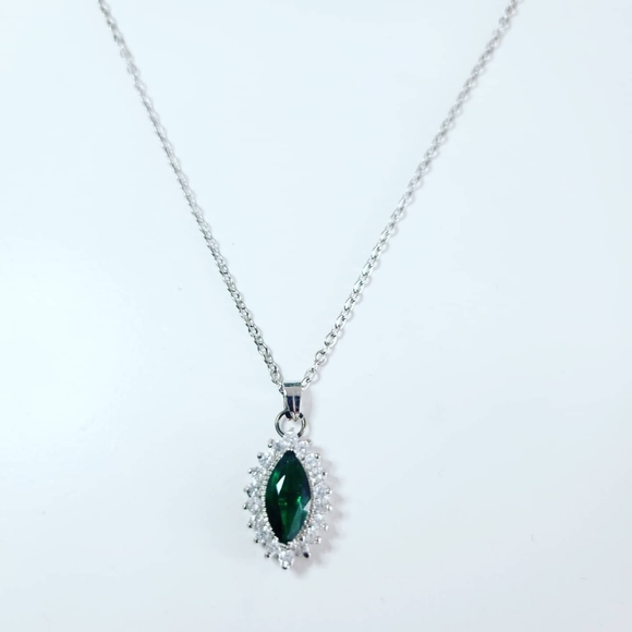 Green Zirconia pendant on a silver color chain - Picture 2 of 3